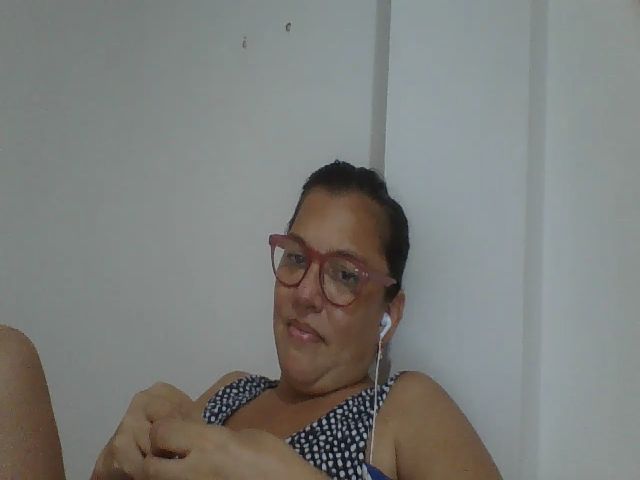 Live sex webcam photo for SweetLola01 #255547084