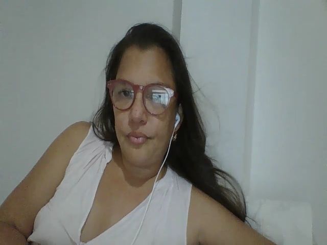 Live sex webcam photo for SweetLola01 #262474077