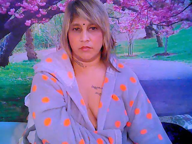 Live sex webcam photo for Roxyfoxy69 #256611166