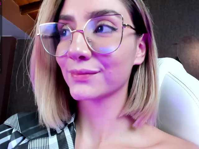 Live sex webcam photo for GigiElliot #240896623