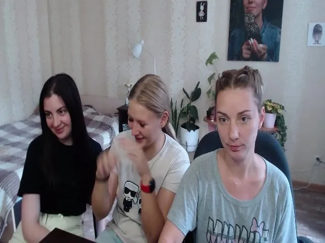 Live sex webcam photo for Emi_lywild #256893572