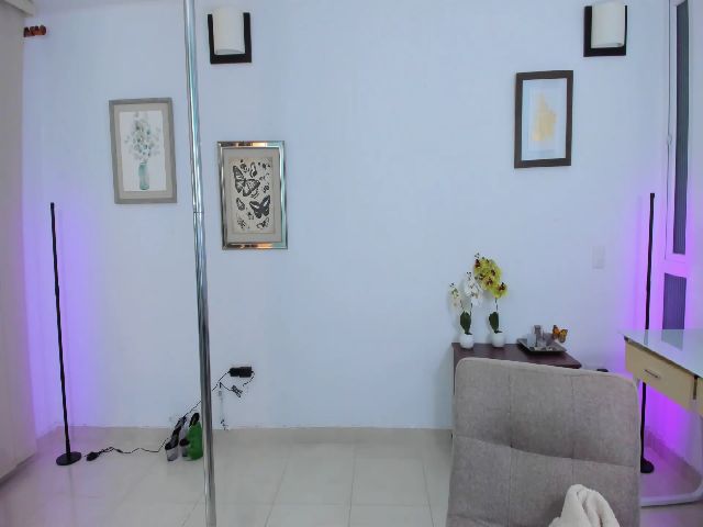 Live sex webcam photo for StephsFantasy #254735020