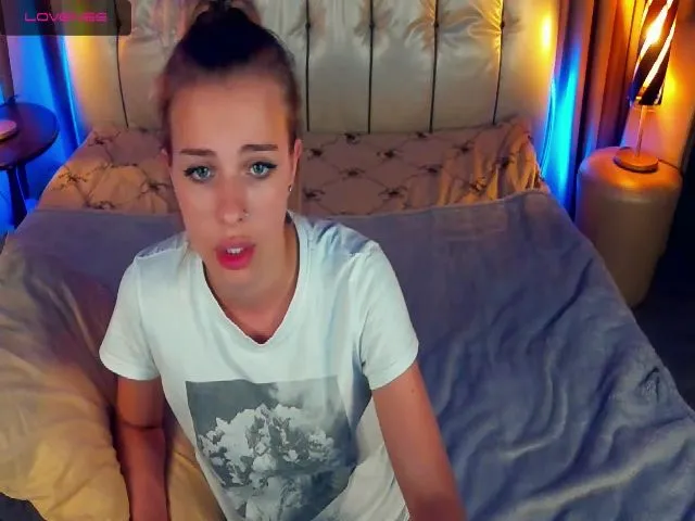 Live sex webcam photo for MariaCharming #262589425