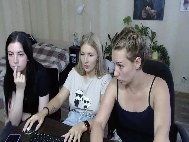 Live sex webcam photo for Emi_lywild #261433743