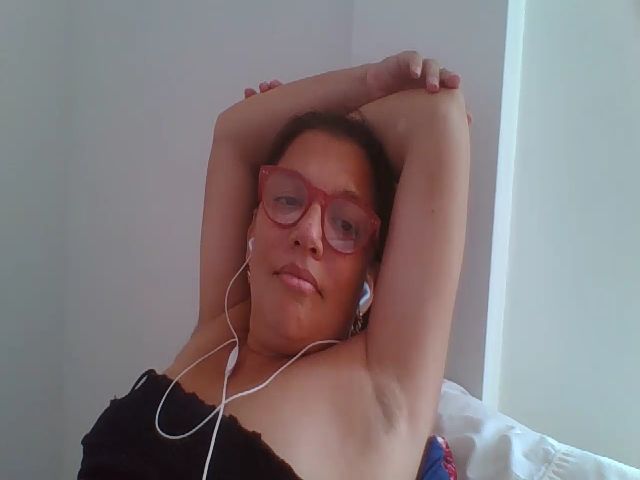 Live sex webcam photo for SweetLola01 #253900049