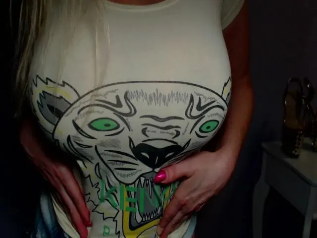 Live sex webcam photo for SuriHazeel #263425536