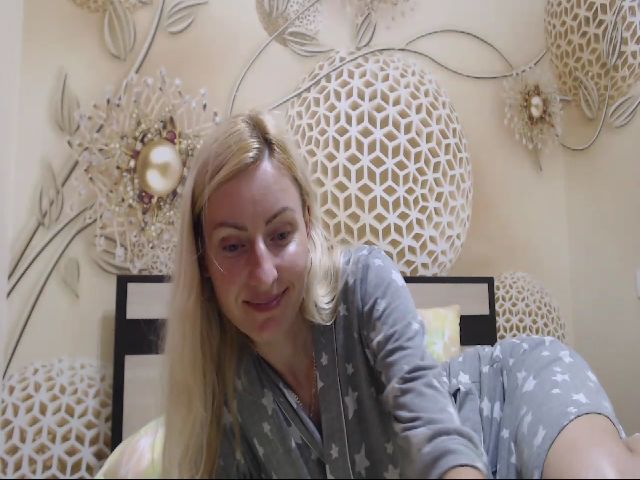 Live sex webcam photo for MeltingJulia #263876968