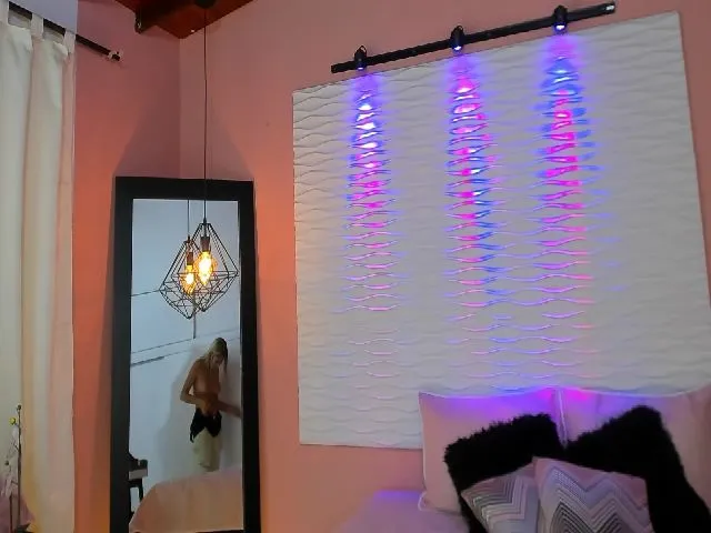 Live sex webcam photo for IsabelaBrown #254346063