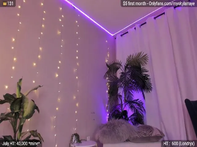 Live sex webcam photo for MySkylarRaye #258439461
