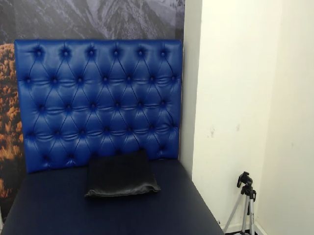 Live sex webcam photo for Cleo_e #258661495