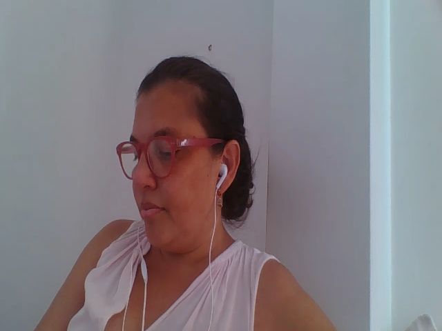 Live sex webcam photo for SweetLola01 #254571301