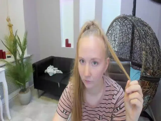 Live sex webcam photo for StunningKelly #255592276