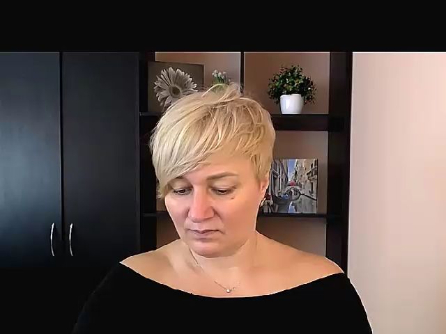 Live sex webcam photo for KailyMey #264284812