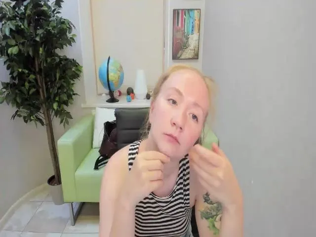 Live sex webcam photo for StunningKelly #252887842