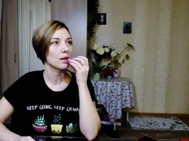 Live sex webcam photo for EmilyWild18 #241135577