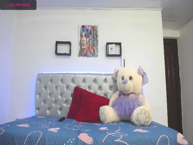 Live sex webcam photo for loli_love19 #253205393