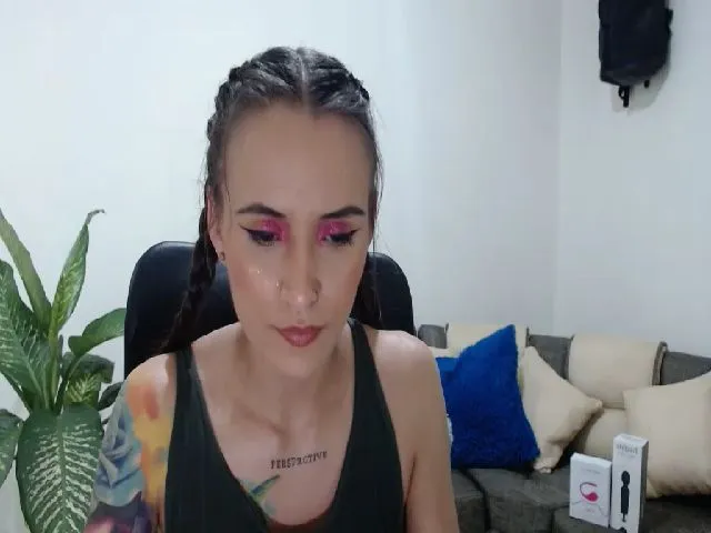 Live sex webcam photo for Avaa22_ #252675499