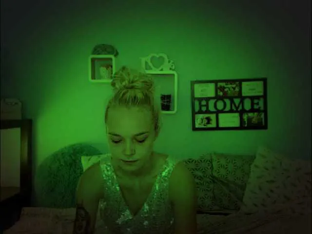 Live sex webcam photo for AnnaHappy18 #260477985