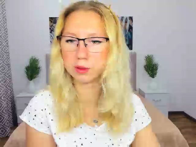 Live sex webcam photo for LizaSwan #254747651