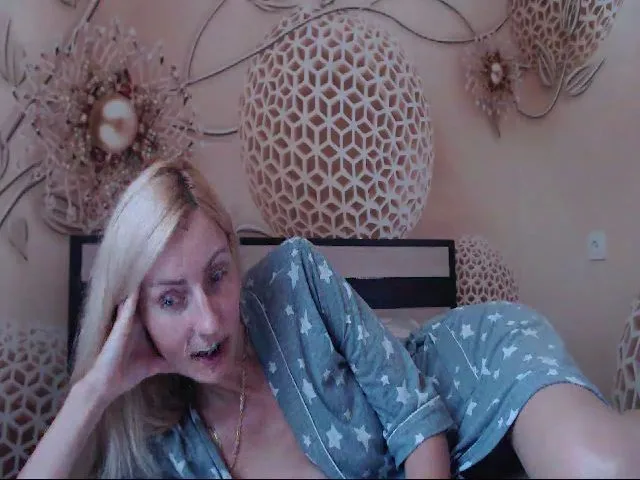 Live sex webcam photo for MeltingJulia #261277777