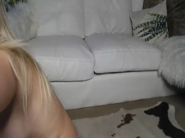 Live sex webcam photo for MariahKay #253964071