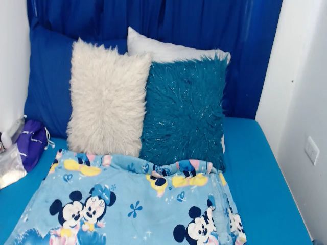 Live sex webcam photo for Honey21_ #253897074