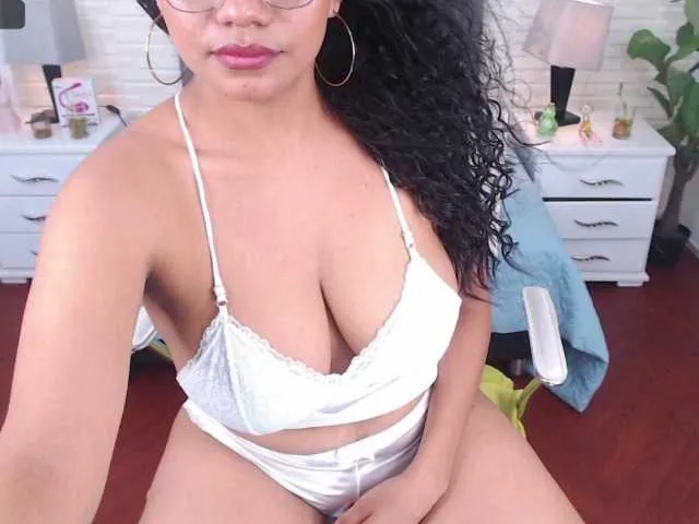 Live sex webcam photo for Lupe-blue #241415686