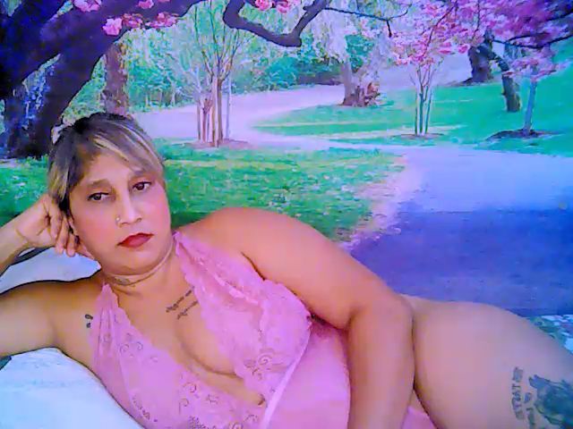 Live sex webcam photo for Roxyfoxy69 #256091565