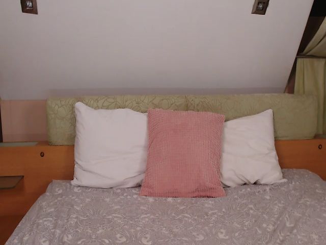 Live sex webcam photo for APRIL_BROWNN #252685669