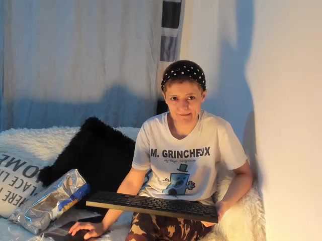 Live sex webcam photo for EllaRose29 #240975873