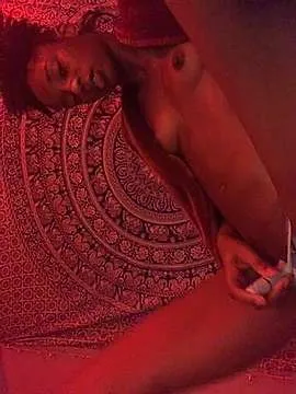 Live sex webcam photo for mamalonglegz #243630207