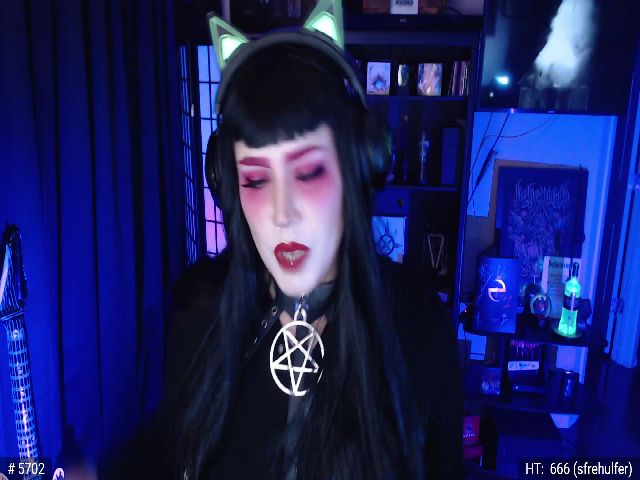 Live sex webcam photo for QueenOfMetal #254701332