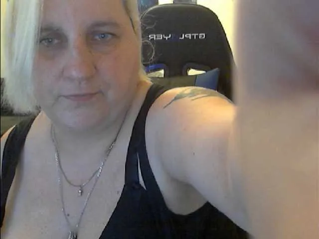 Live sex webcam photo for DrachenLady39 #247666394