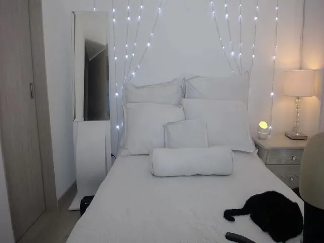 Live sex webcam photo for Marianviolet #259706930