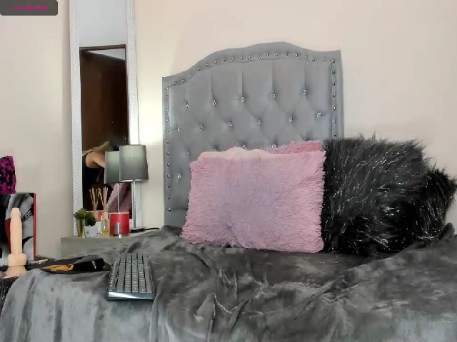 Live sex webcam photo for Prettyhoney19 #257759713