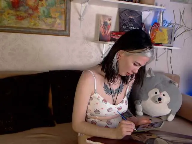 Live sex webcam photo for PoppyFox #249845035