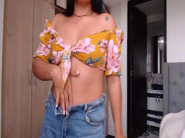 Live sex webcam photo for Angie_05 #252302328