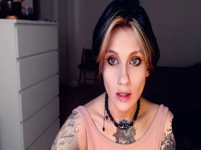Live sex webcam photo for Hella_Hell #264418782
