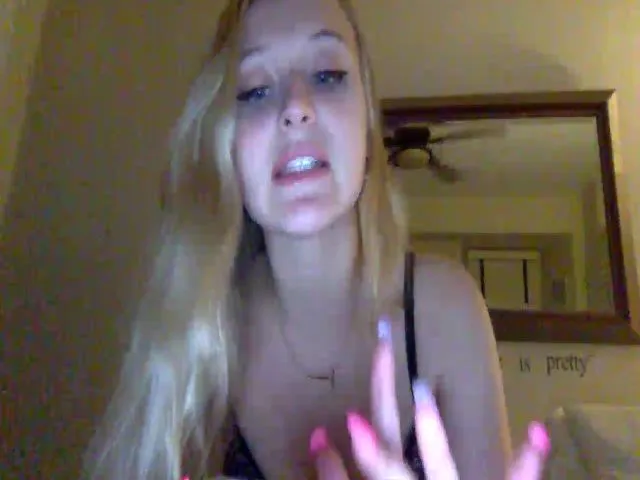 Live sex webcam photo for Izzabella99 #262892442