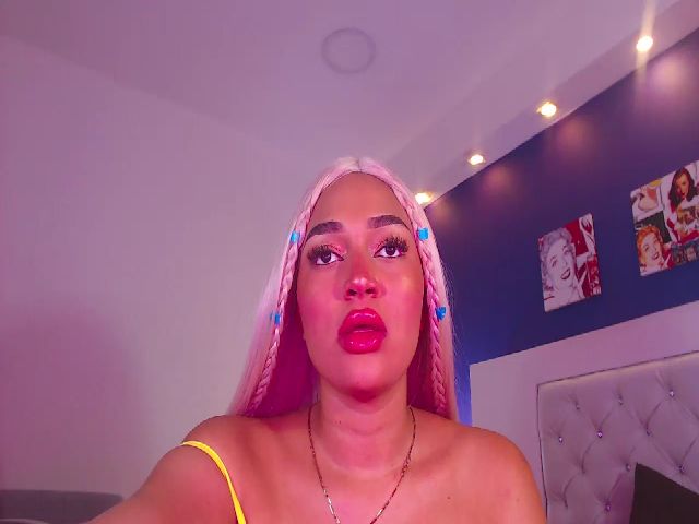 Live sex webcam photo for Scarlett_1801 #252642506