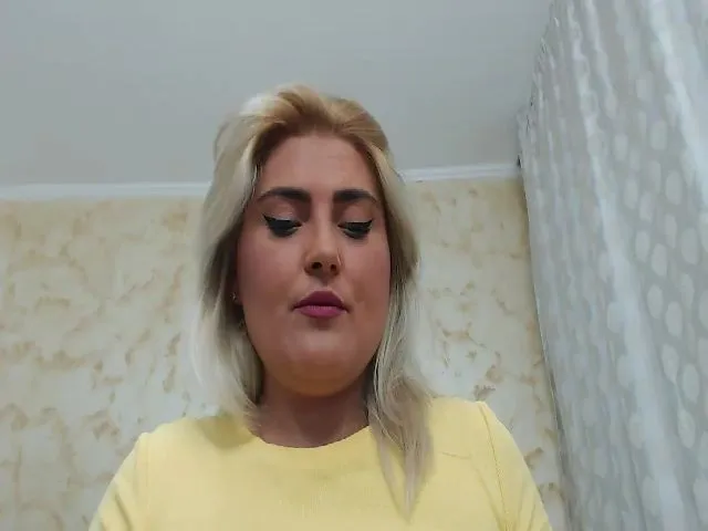 Live sex webcam photo for Sweetyrosses #264751936