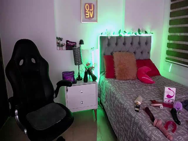 Live sex webcam photo for Cristal_19 #255031096