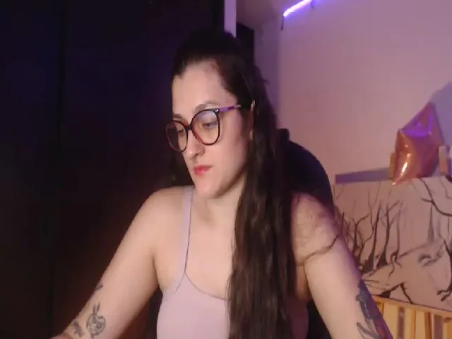 Live sex webcam photo for Miah_Peach #255554776