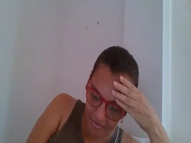 Live sex webcam photo for SweetLola01 #252869168