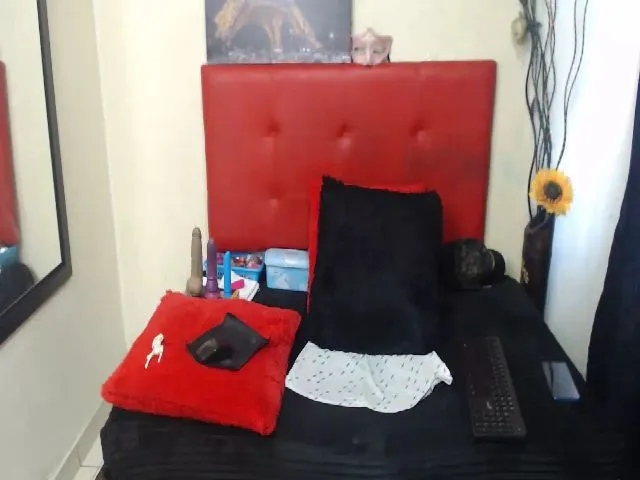 Live sex webcam photo for Crazyqueen01 #263668174