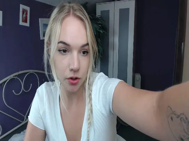 Live sex webcam photo for JoanQueen #256248103