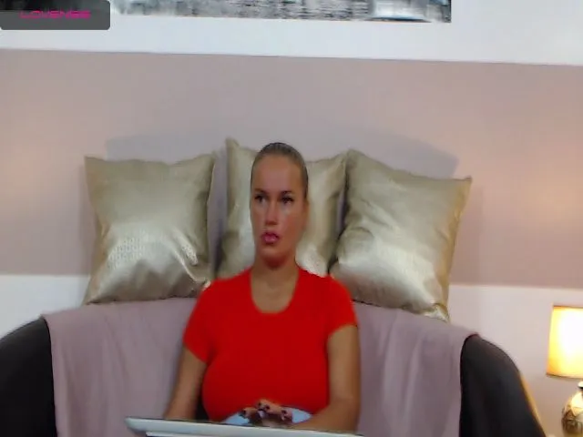 Live sex webcam photo for Roselyn__ #261078723