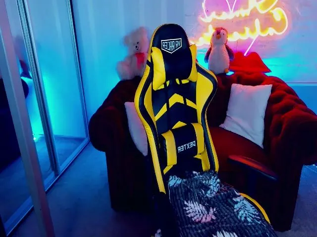 Live sex webcam photo for WhiteFoxi #256023178