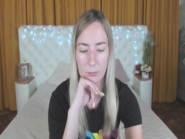 Live sex webcam photo for MileyyVogue #258543706