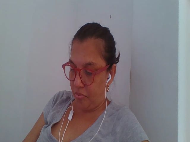 Live sex webcam photo for SweetLola01 #258701087